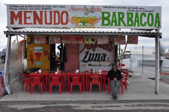 Parada para lanche na estrada na região de Monterrey, a caminho de Real de Catorce, no México